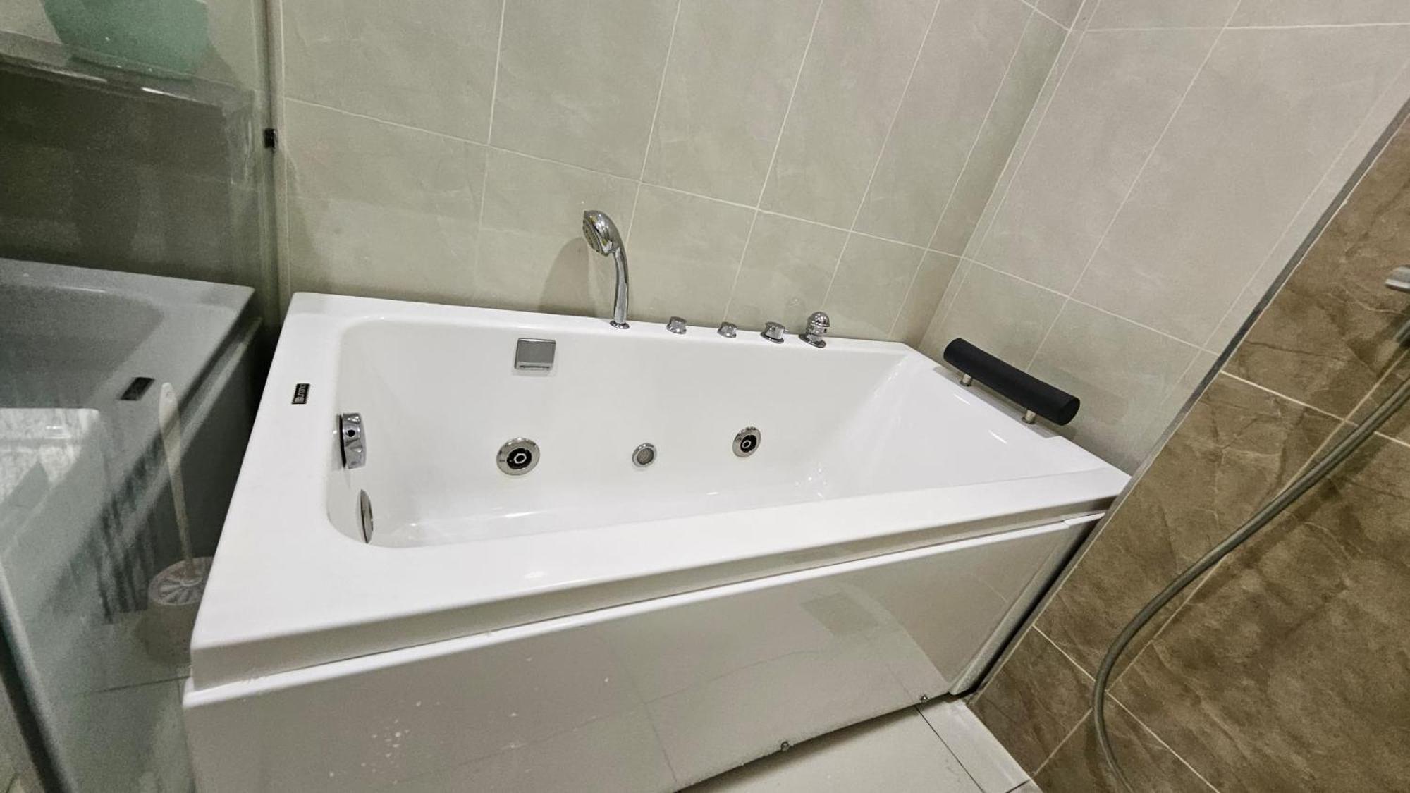 Paragon Suites Studios With Private Jacuzzi Near Ciq Rts Джохор-Бару Екстер'єр фото