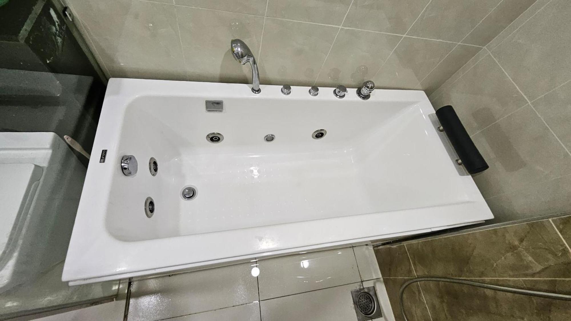 Paragon Suites Studios With Private Jacuzzi Near Ciq Rts Джохор-Бару Екстер'єр фото