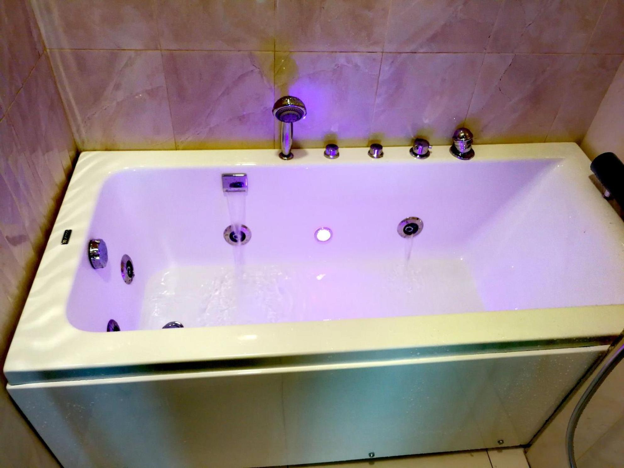 Paragon Suites Studios With Private Jacuzzi Near Ciq Rts Джохор-Бару Екстер'єр фото