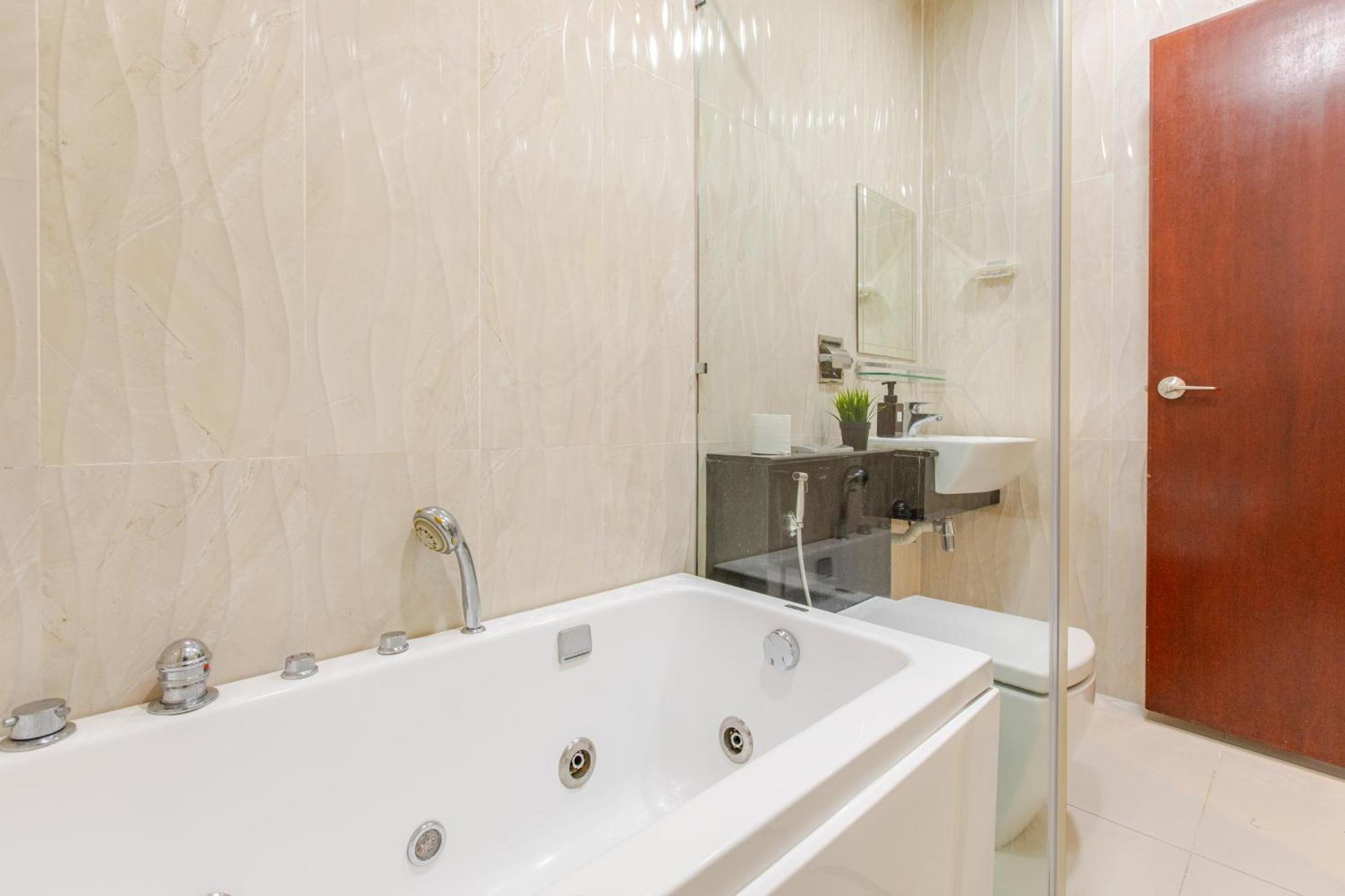 Paragon Suites Studios With Private Jacuzzi Near Ciq Rts Джохор-Бару Екстер'єр фото